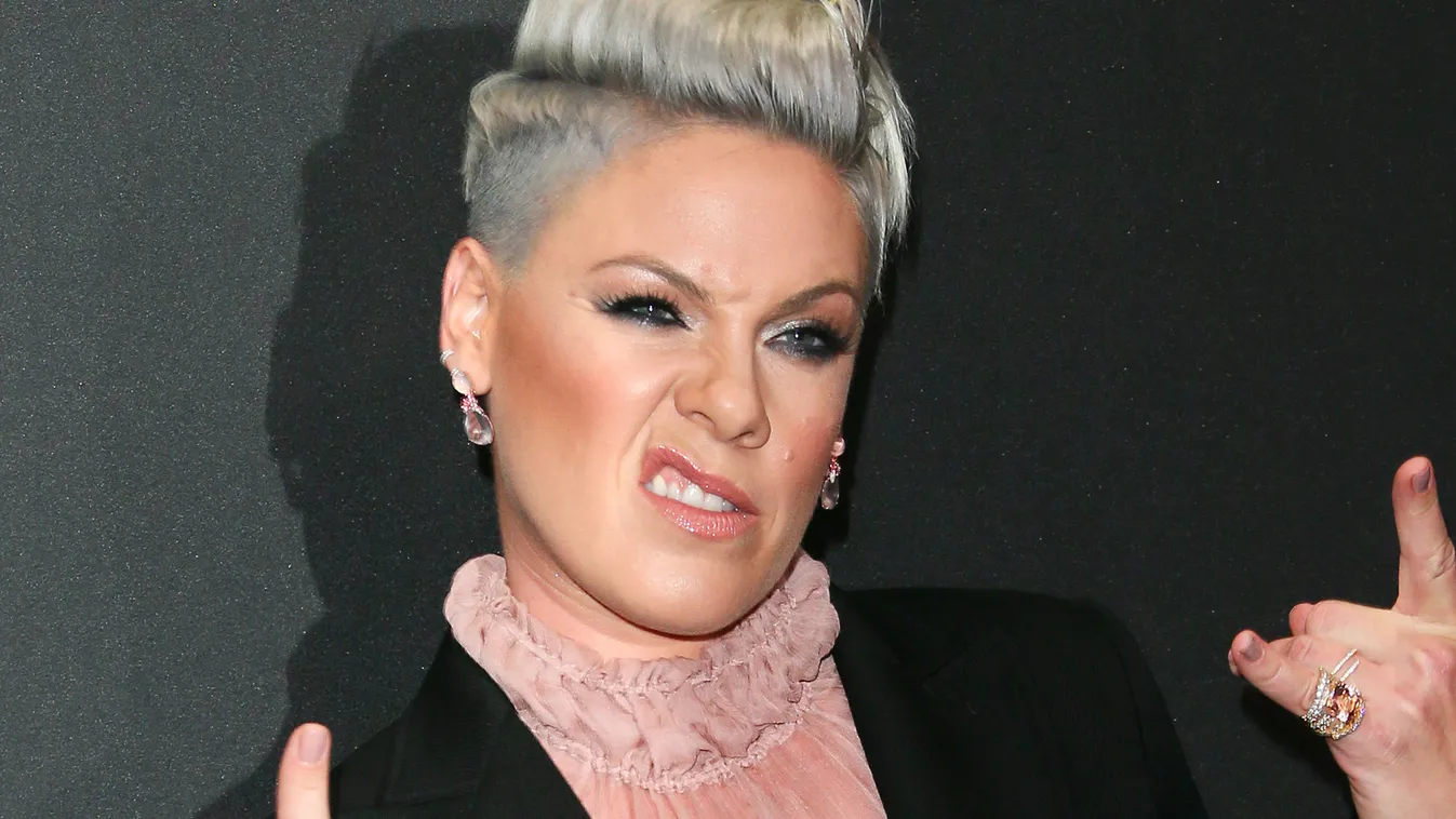 E! People's Choice Awards - Arrivals