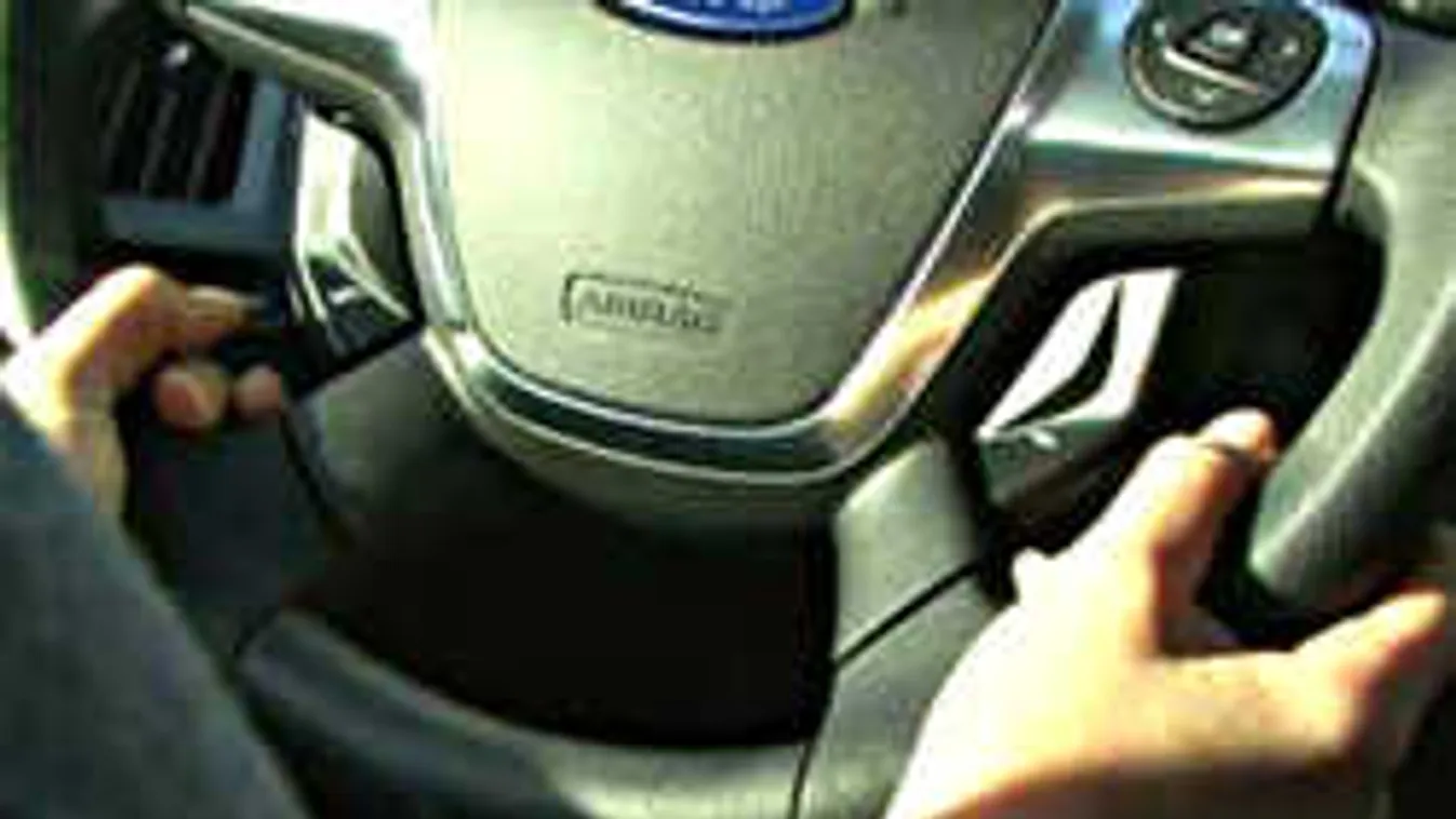 Kiakadt az internet, gyerekek életét tette kockára a kocsiban a férfi - videó