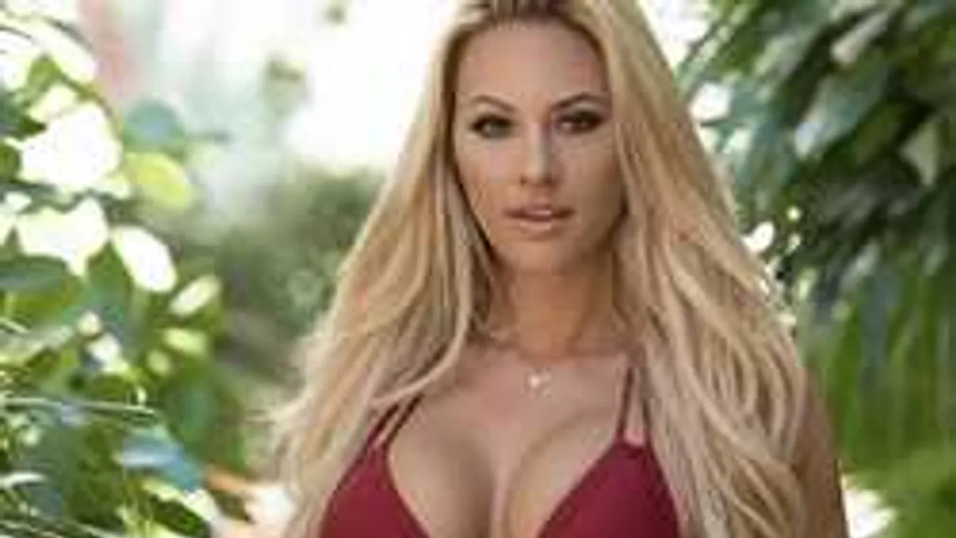 Lesd meg, így nedvesíti be meztelen testét a dús keblű bombázó