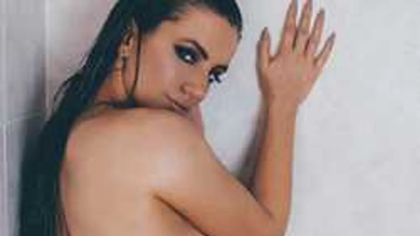 Formás mellekkel és csupasz popsival hódít a vadóc szurkolólány