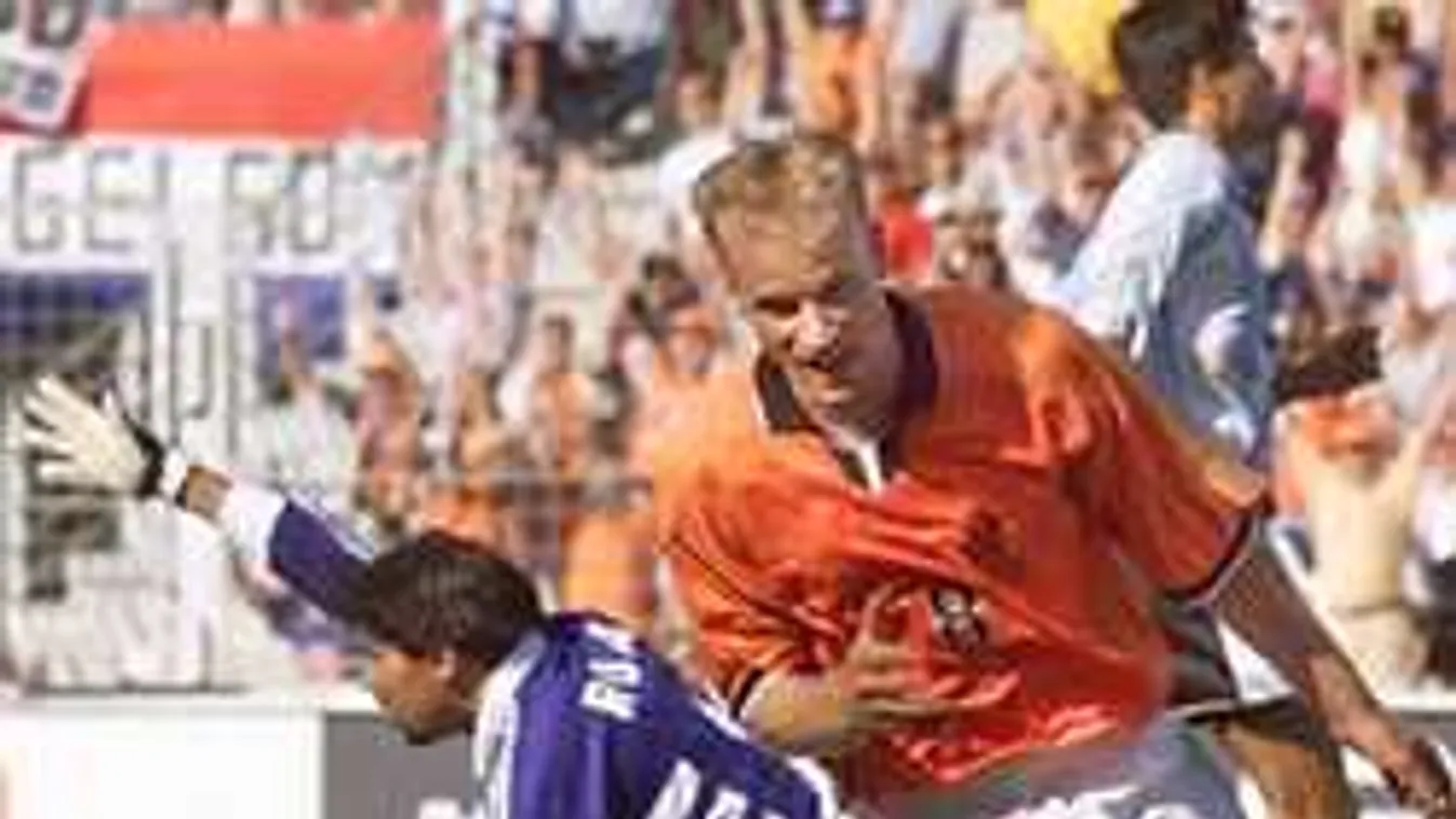 Megőrült a riporter, húsz éve lőtték a világbajnokságok egyik legszebb gólját