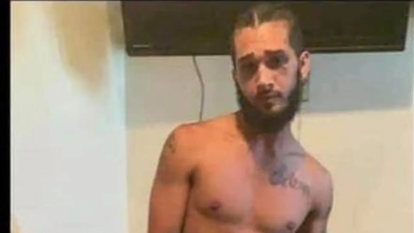 Nem normális: síró kétéves gyerek nyakán térdelve pózolt egy fotó kedvéért