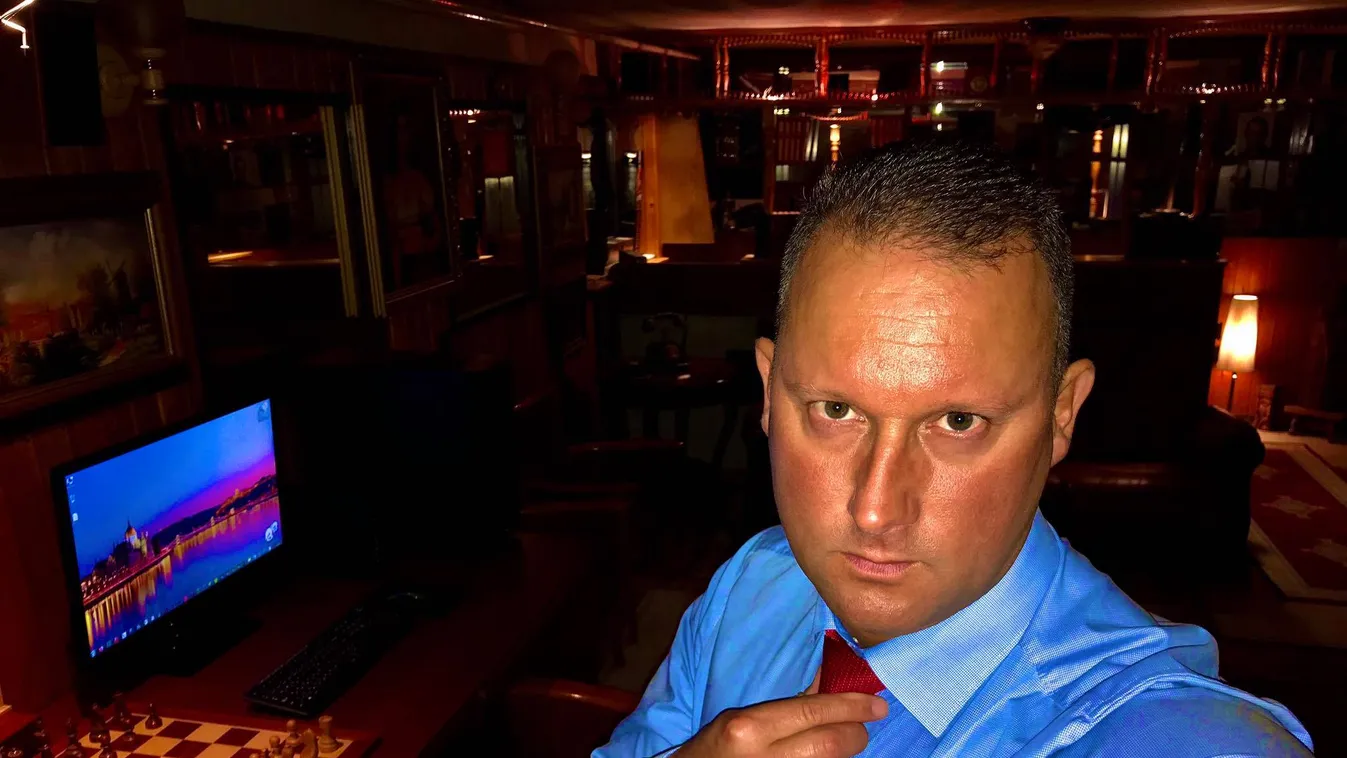 Rendhagyó szexuális ajánlat: Nem hiszed el, ki kényeztetné Alekoszt