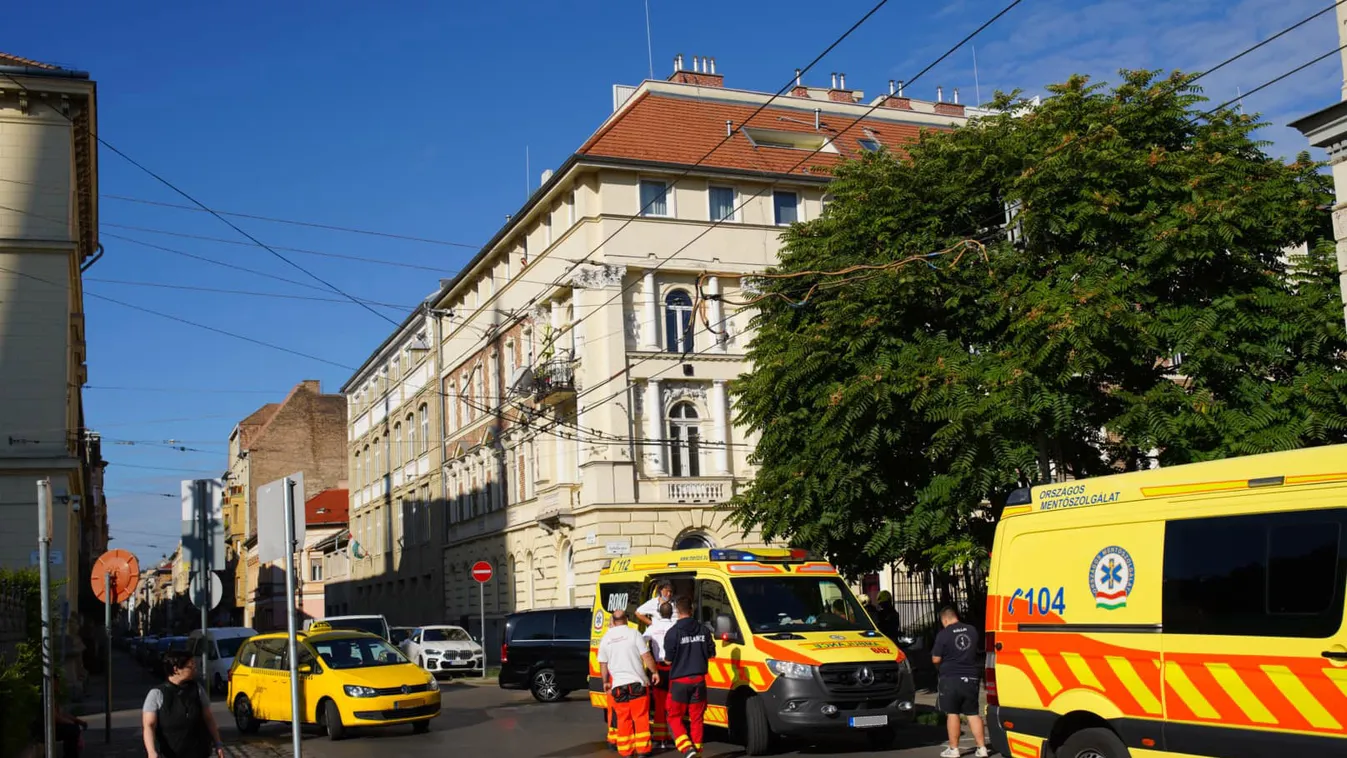 Friss képek: baleset történt a Dohány utca és az Izabella utca kereszteződésénél