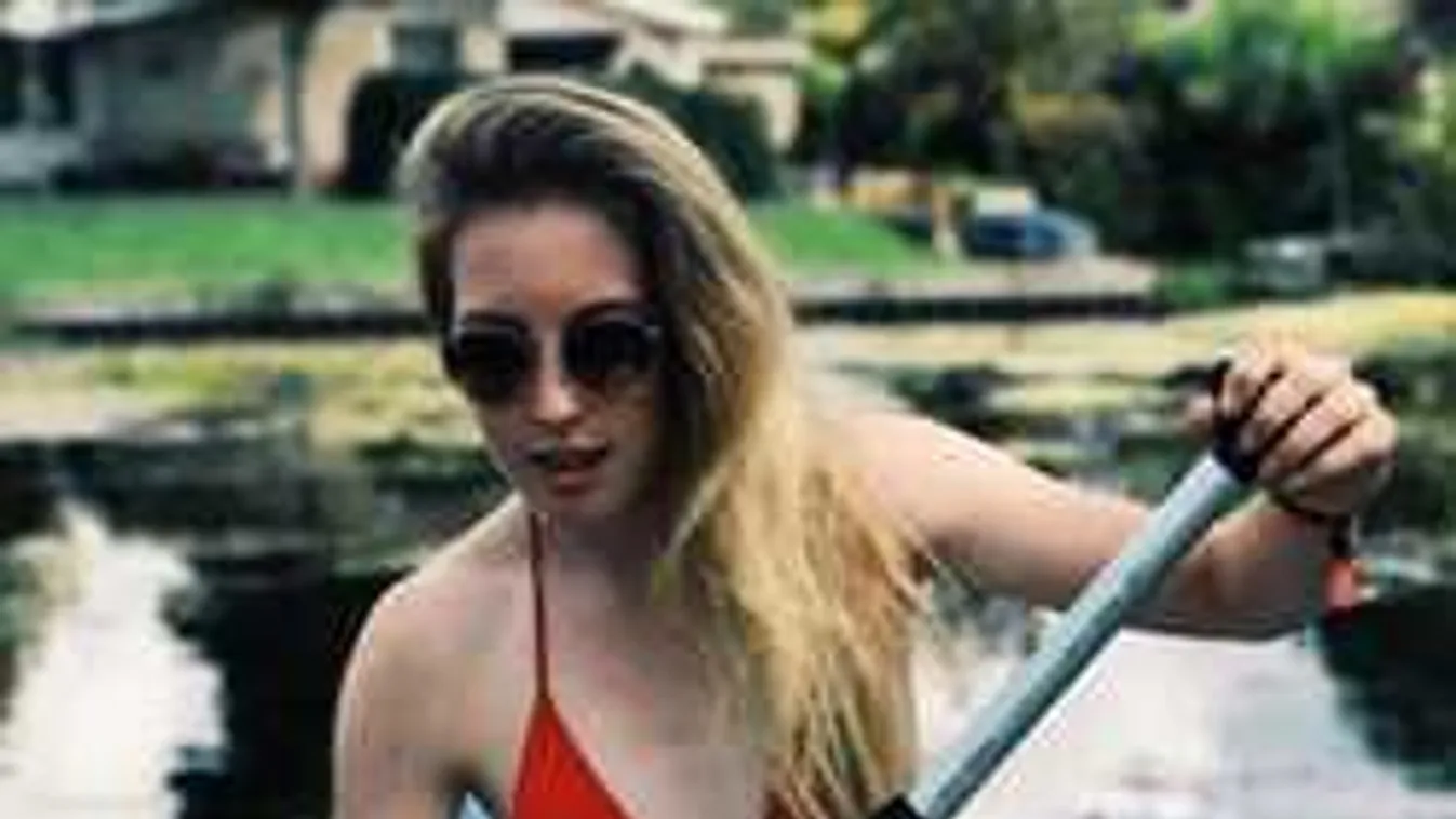 Ledobta a bugyit, meztelenül pózol a bájos sportolólány