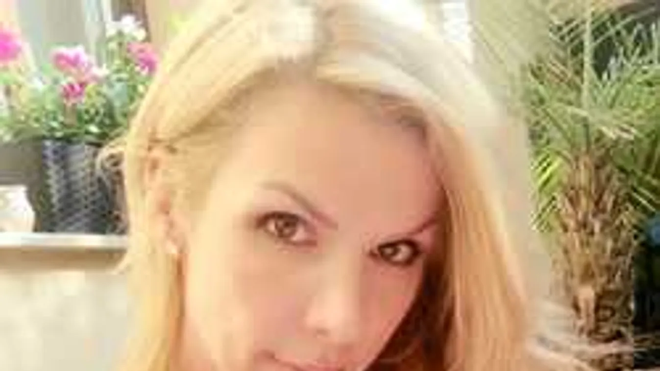 Nem fért bele a bikinibe a magyar sztáranyuka hatalmas melle