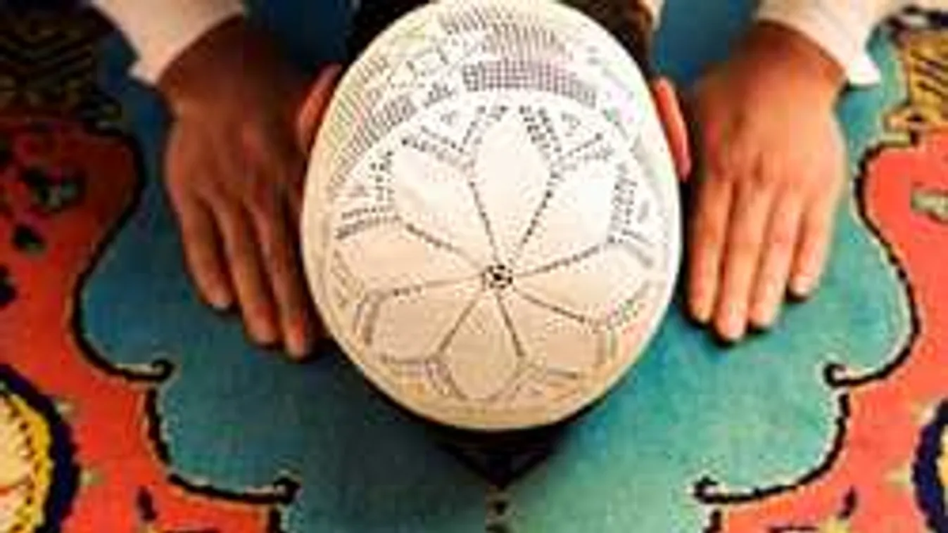 Sétálóutcában imádkoznak a muszlimok, kiakadtak a politikusok