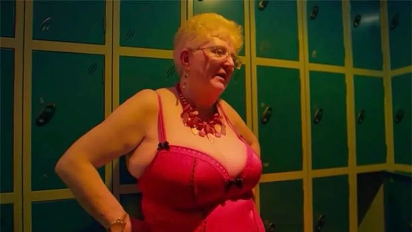 Kettős élet: Esténként nyolc fiatal sráccal orgiázik a szexéhes nagyi +18