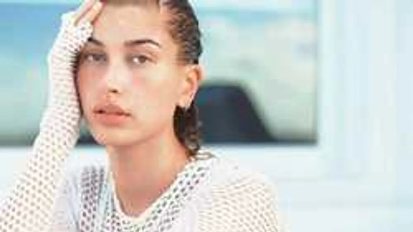 Mellét videózta a 22 éves modell, így melegíti fel magát a hidegben