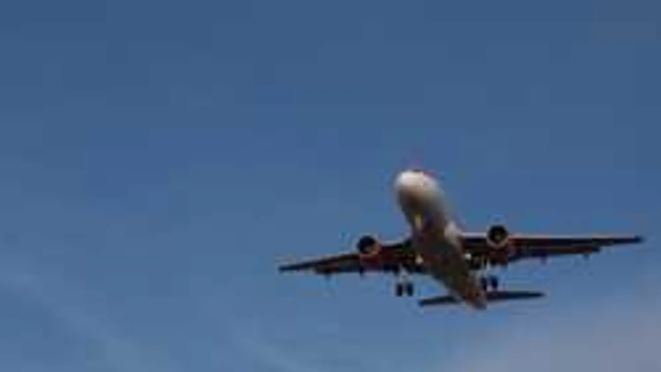 Káosz a repülőtéren, több mint 300 járatot töröltek