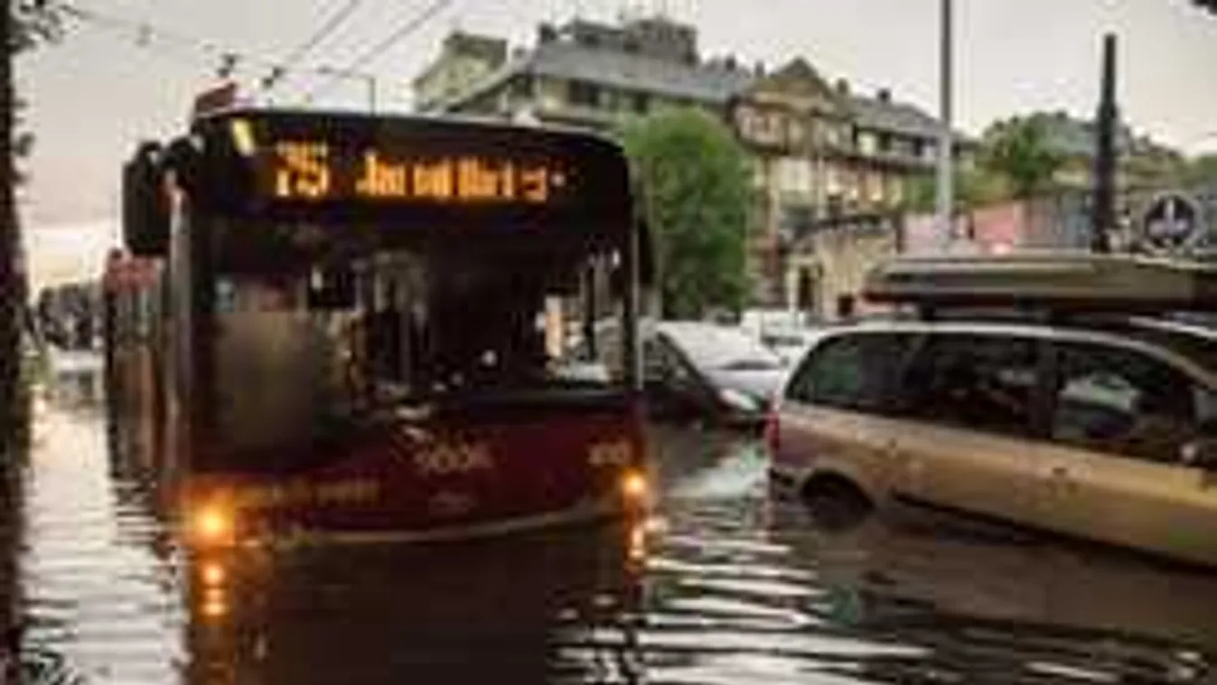 Kiadták a riasztást: órákon belül leszakad az ég, jégeső is jön