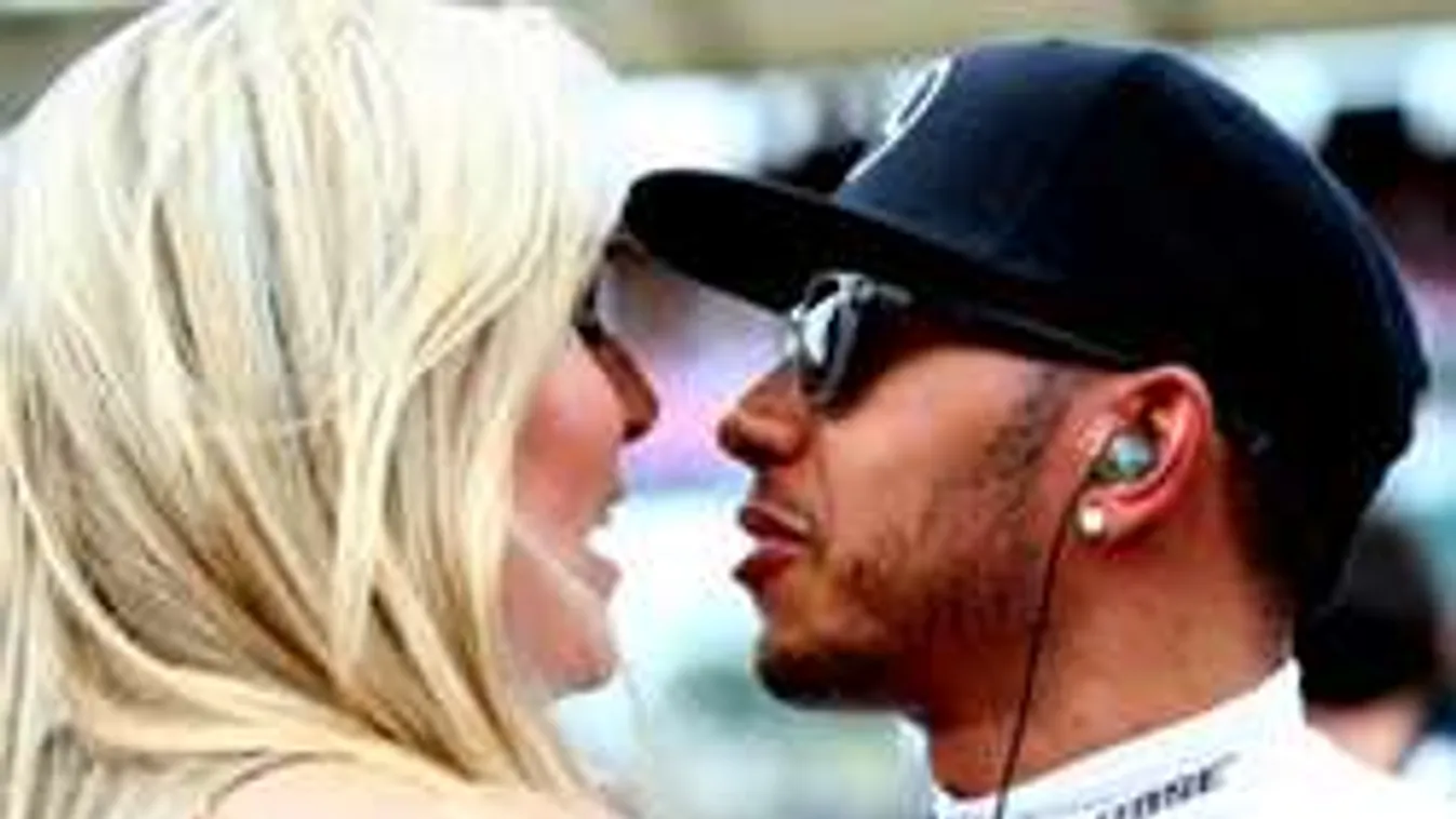 Vigyázat, porhó! Meseszép sportolónővel fetreng Hamilton - videó