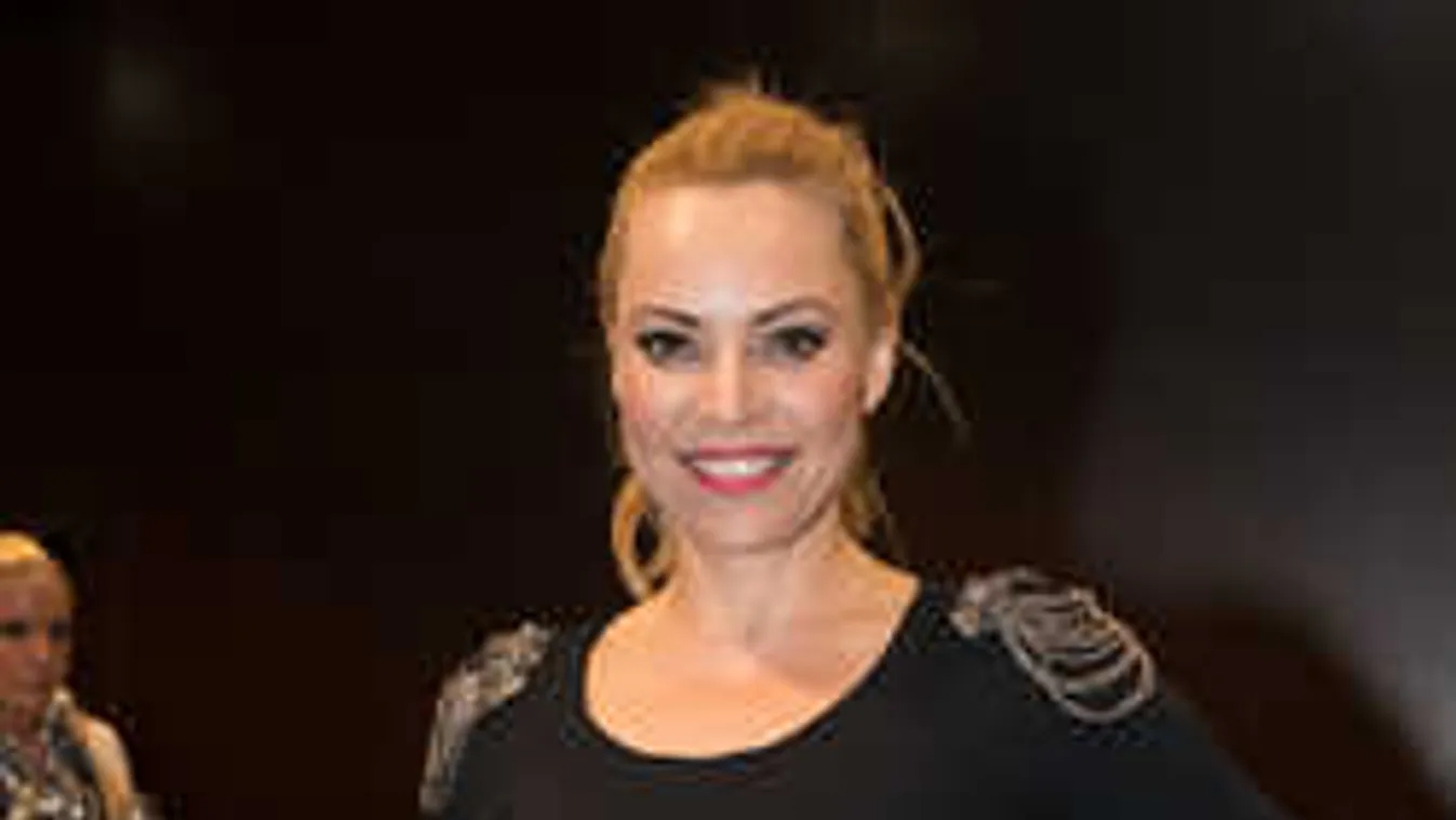 Élő adásban villantotta meg kerek fenekét a szexi magyar énekesnő