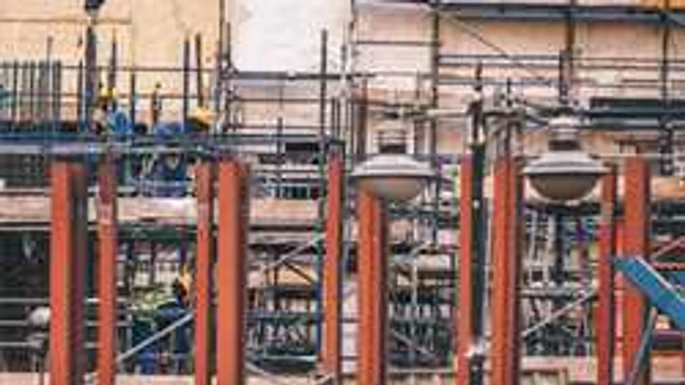 Összeomlott a 10 méteres állvány, szörnyethalt egy magyar kőműves