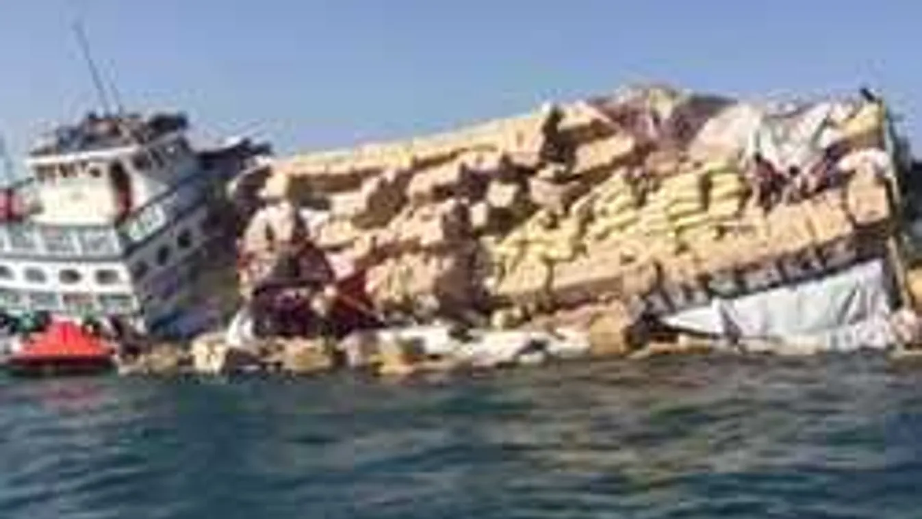 Így süllyedt el a tenger közepén a hatalmas hajó! - videó