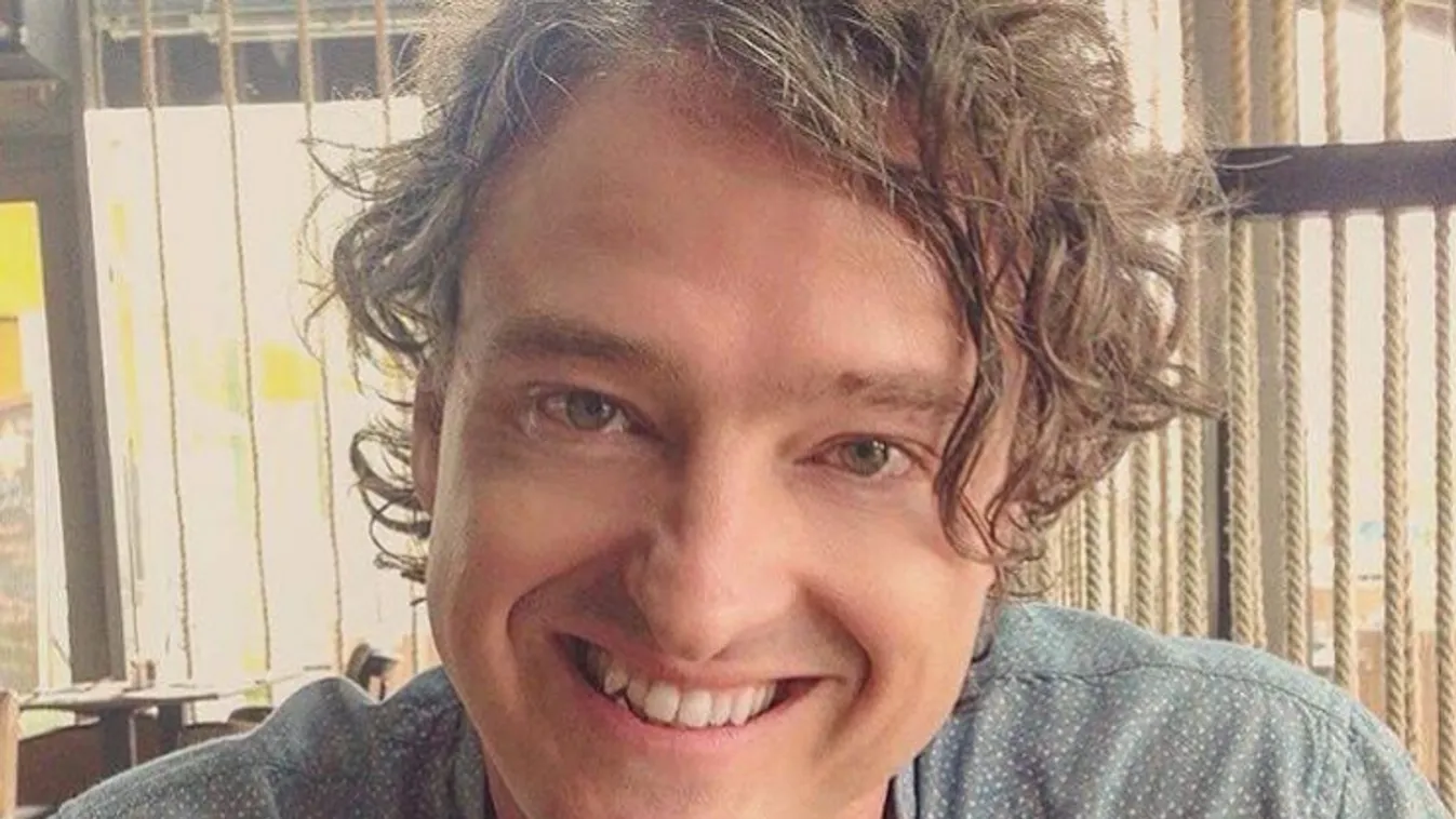 Hoppá, női ruhában kapták le a magyar színészt