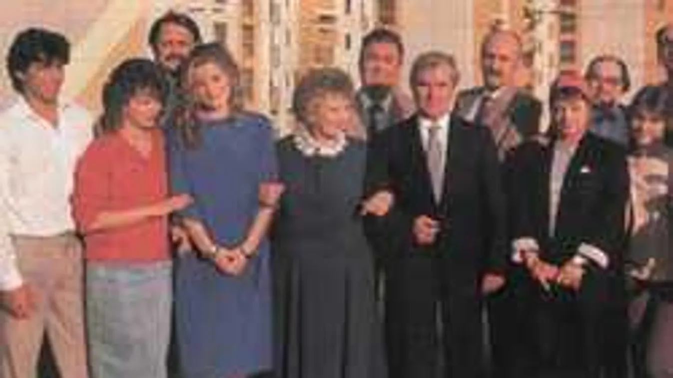 Rejtélyes halál miatt gyászolnak ma a Szomszédok sztárjai