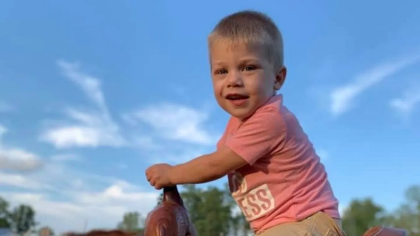 Szívszorító: lelőtte magát a 2 éves kisfiú, miközben anyja kishúgát etette