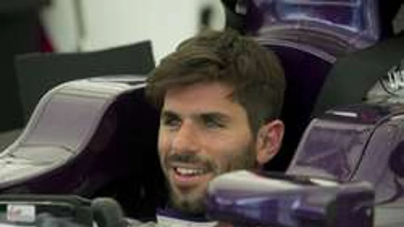 Borostás pasit csókol a Forma-1-es pilóta - fotó