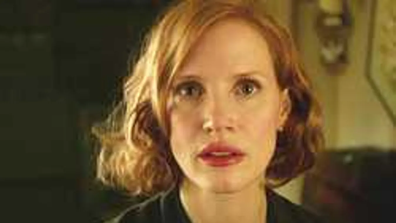 Mellen harapta egy ló a szexi színésznőt