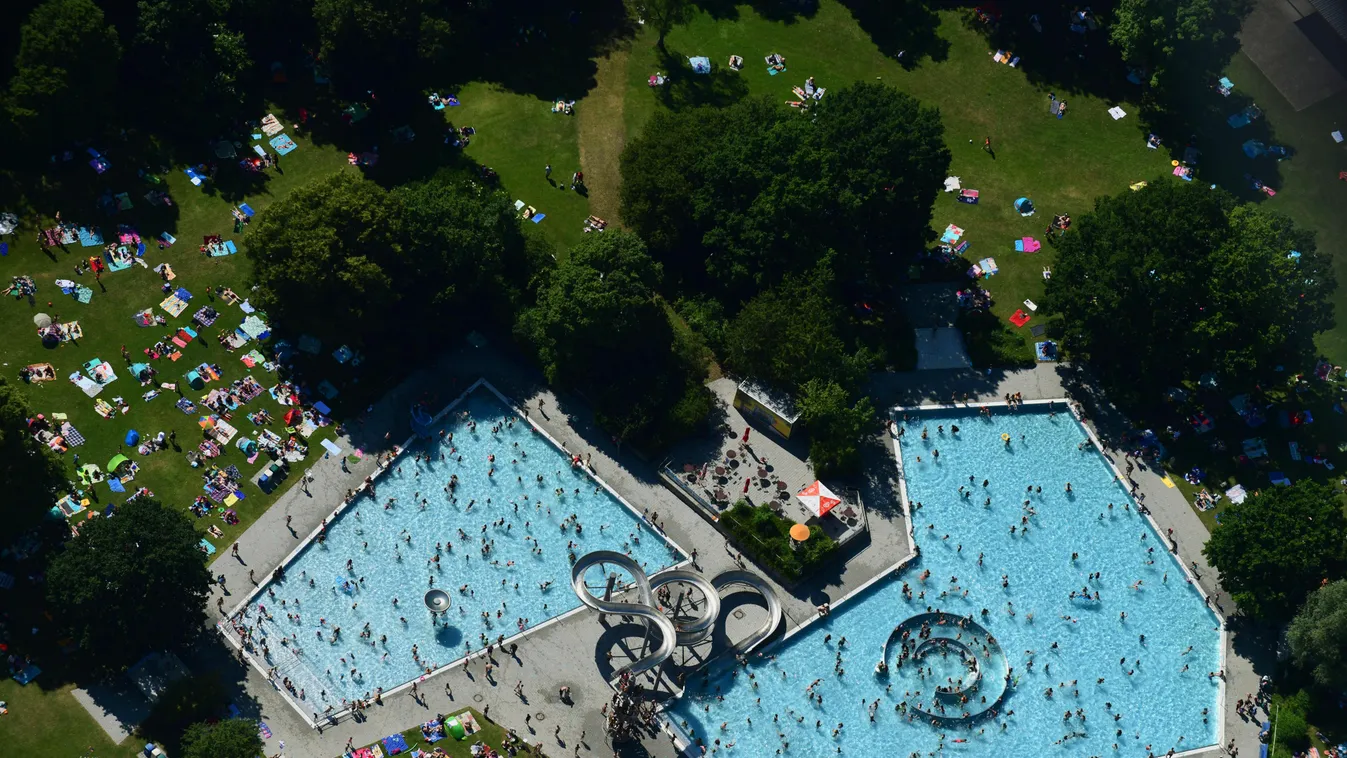 Badegäste auf den Liegewiesen am Schwimmbecken des Freibades Westbad an der Weinbergerstraße im Ortsteil Pasing-Obermenzing in München im Bundesland Bayern, Deutschland