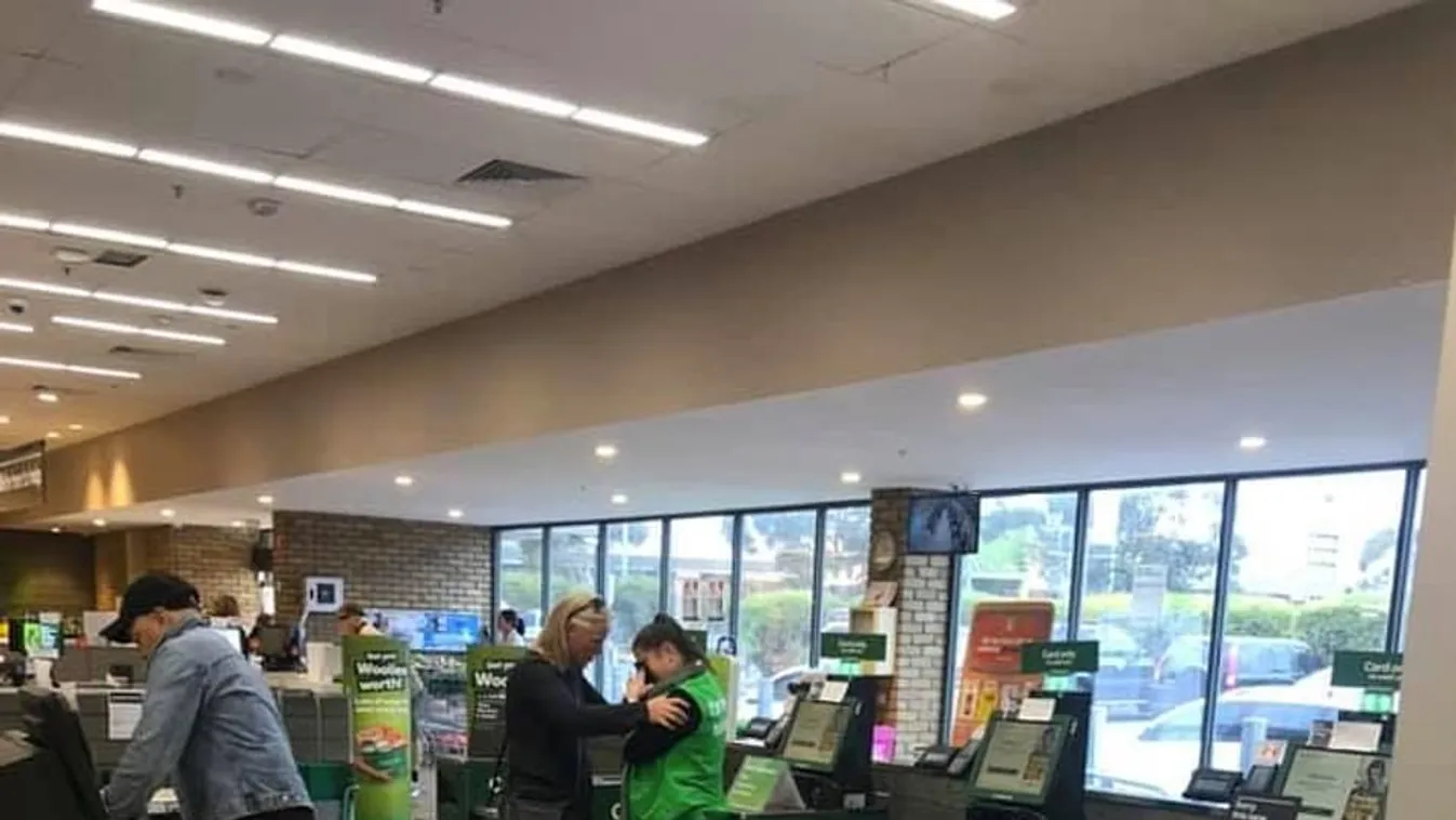 Összeomlott és sírva fakadt egy kasszás hölgy a bunkó pánikvásárlóktól