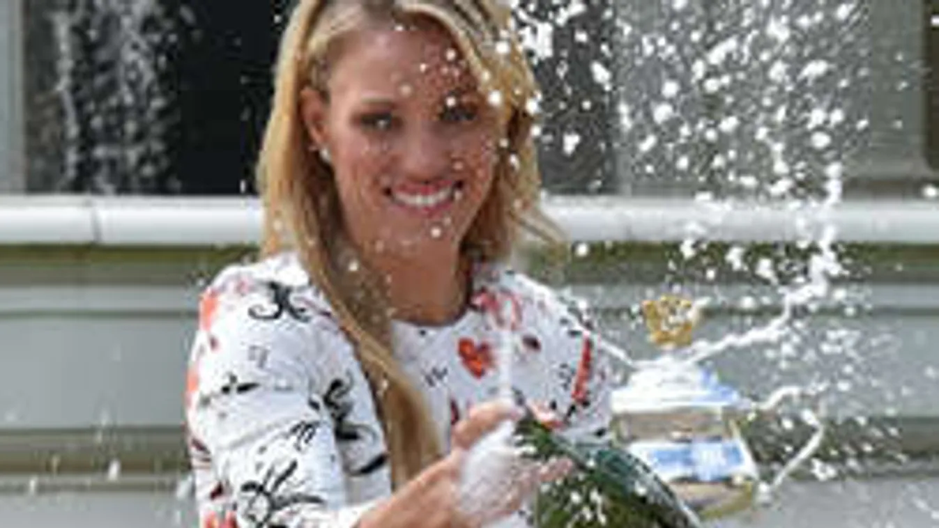 Fogadásból csobbant a szexi bajnoknő