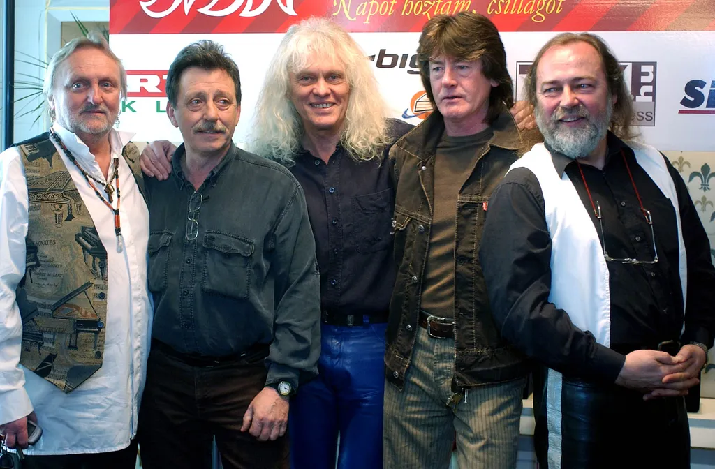 Budapest, 2004. március 30. Napot hoztam, csillagot- címmel koncertkörútra indul az Omega együttes. A turné keretében hét nagyvárosban, majd szeptember 18-án a Puskás Ferenc Stadionban lép fel az Omega. A képen balról: Benkõ László billentyûs, Mihály Tamás basszusgitáros, Kóbor János énekes, Debreczeni Ferenc dobos és Molnár György gitáros. MTI Fotó: Sándor Katalin