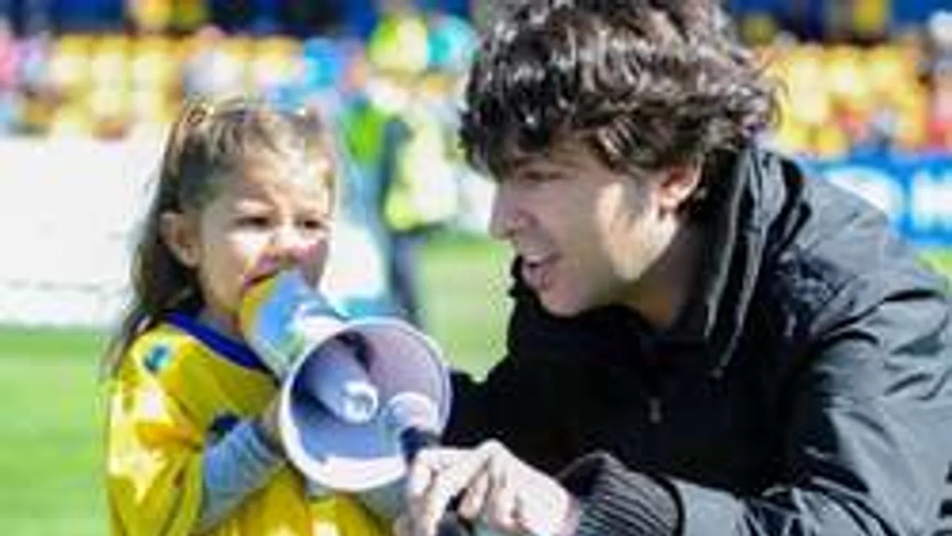 Elolvadsz, tündéri kislány dirigál a rettegett ultráknak - videó