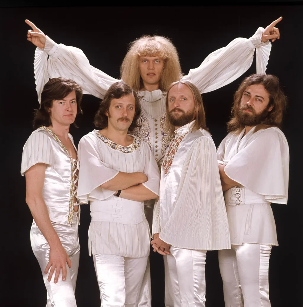 Budapest, 1977. augusztus 3. Külföldi vendégszereplésre készül az Omega együttes. MTI Fotó: Bara István