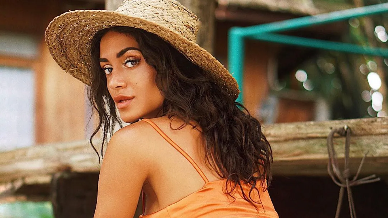 A zebrán villant elő a lány popsija! Levideózták