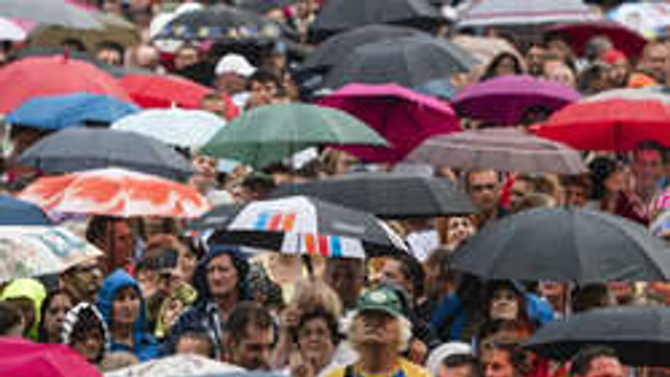 Lecsapott a vihar a Hősök terére is, a tömeg mégis kitart