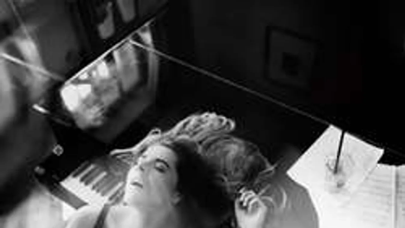 Orgazmus közben fényképezte le a lányokat a bevállalós fotós