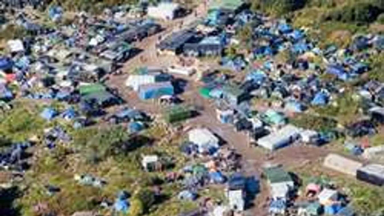 Könnygázt vetett be a rendőrség az újságírókra támadó migránsok ellen