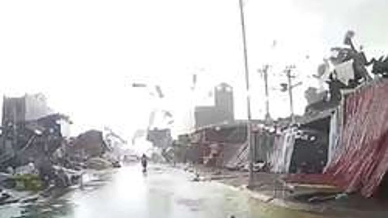 Elképesztő felvétel: egy perc alatt letarolt egy városnegyedet a vihar