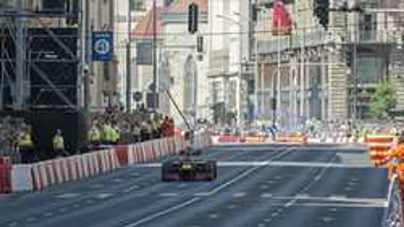 Füstölt a gumi, a Forma-1 sztárja Budapesten száguldozik