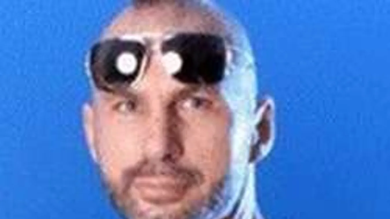 Így mulat az áldozatát megnyomorító énekes!