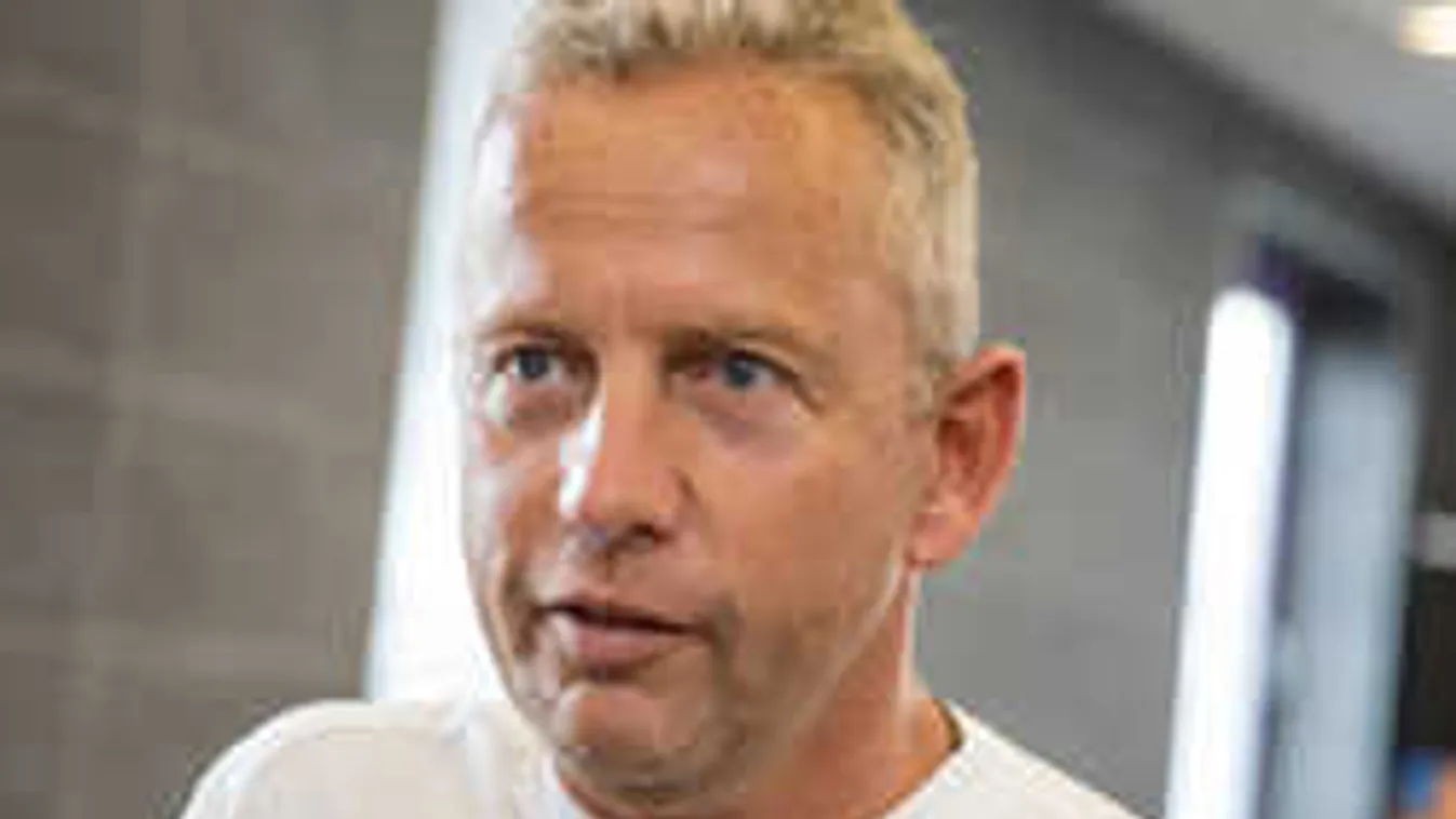 Schobert Norbi fizet azért, hogy segíthessen a követőinek