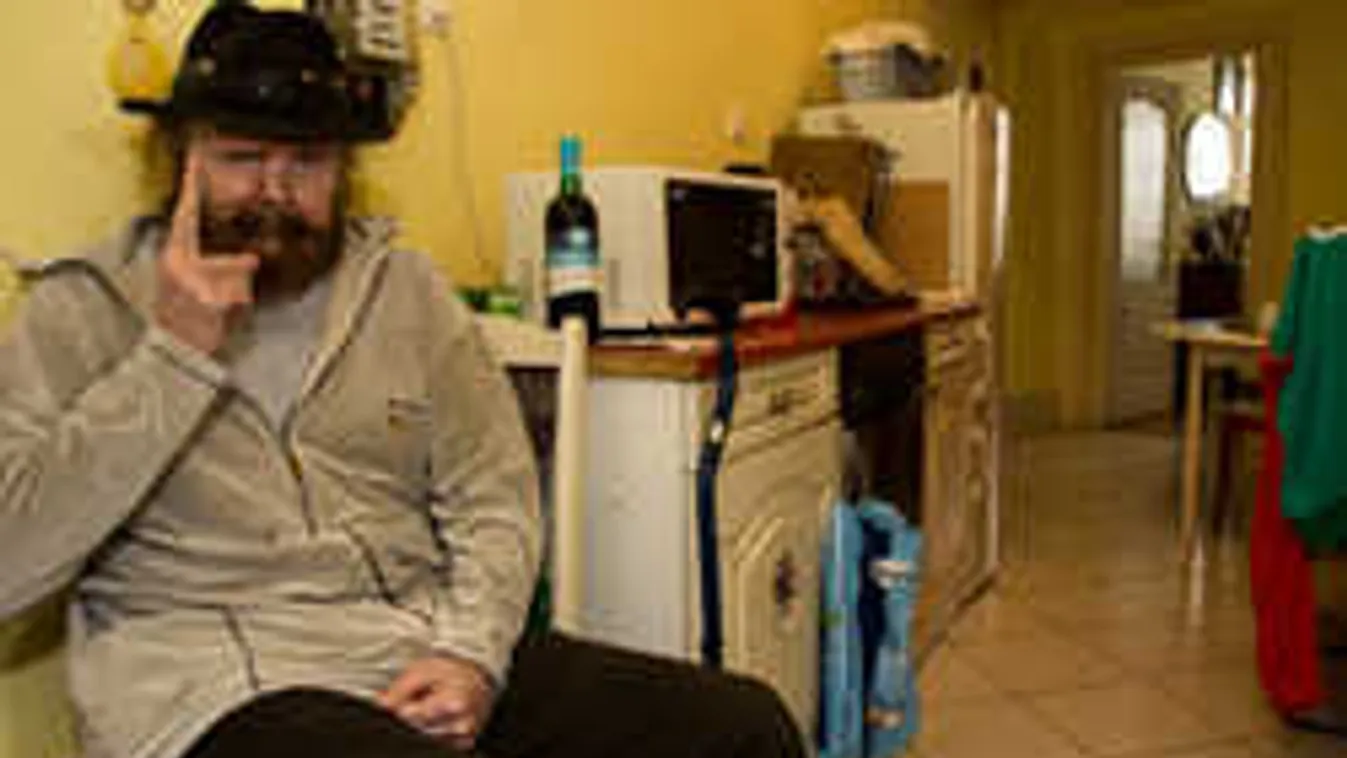 Özvegye visszaköltözik Som Lajos elhagyott lakásába