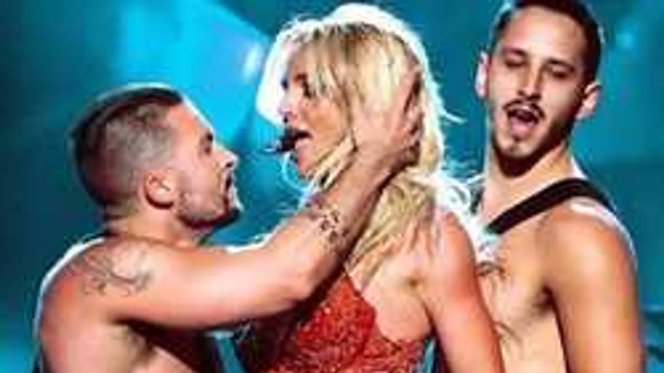Elképesztő dekoltázst villantott Britney! De miért festeget közben?