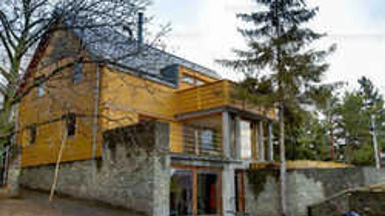 Két darab 1000 négyzetméteres kert és villa tulajdonosa Szél Bernadett