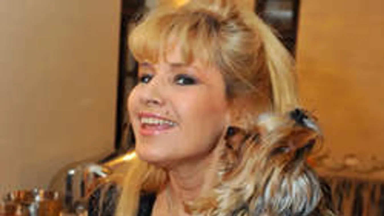 59 évesen lesz újra modell a magyar sztár