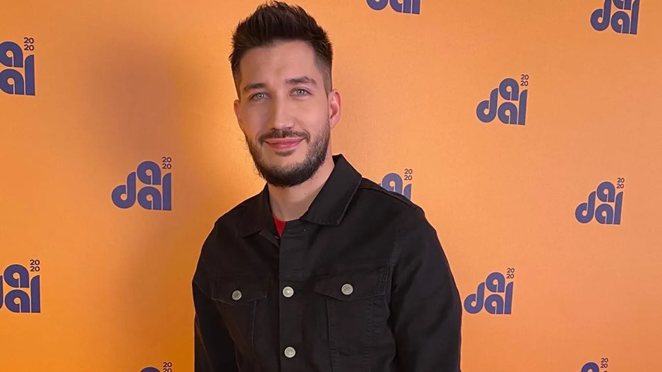 Csak azért is tavasz: Így dacol a havazással a magyar énekes