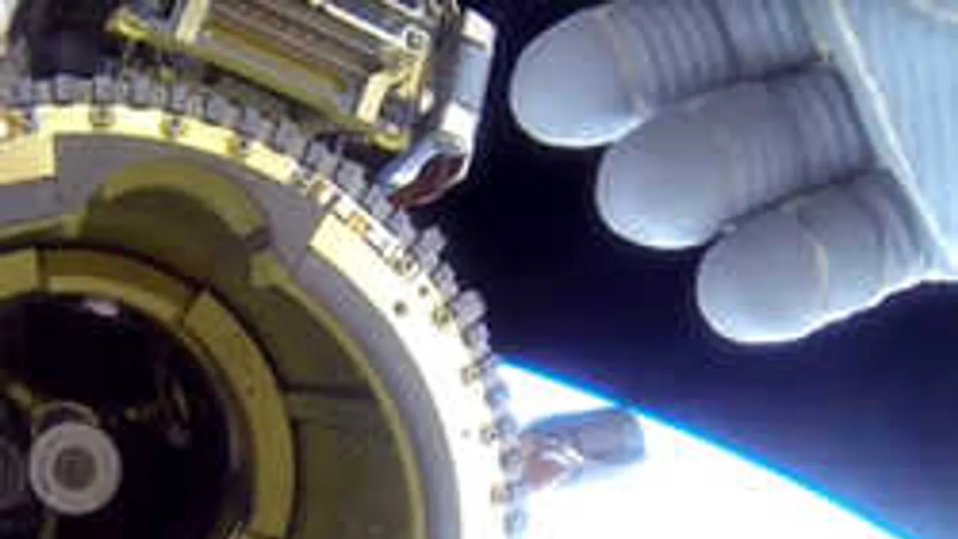 Különös dolgot takart el a kezével egy űrhajós az élő közvetítés alatt