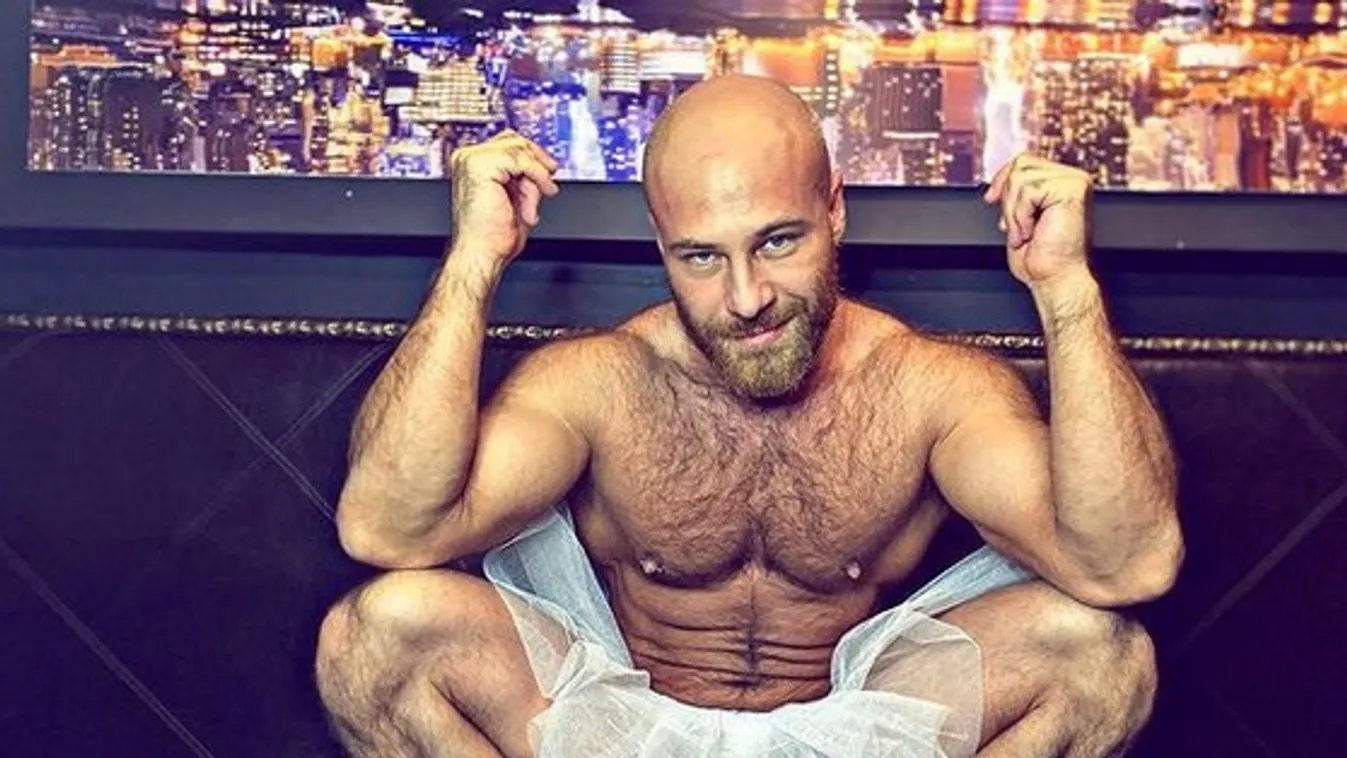 Nincsenek szavak: Ezt művelte csirketestű szexbabájával az izompacsirta színész