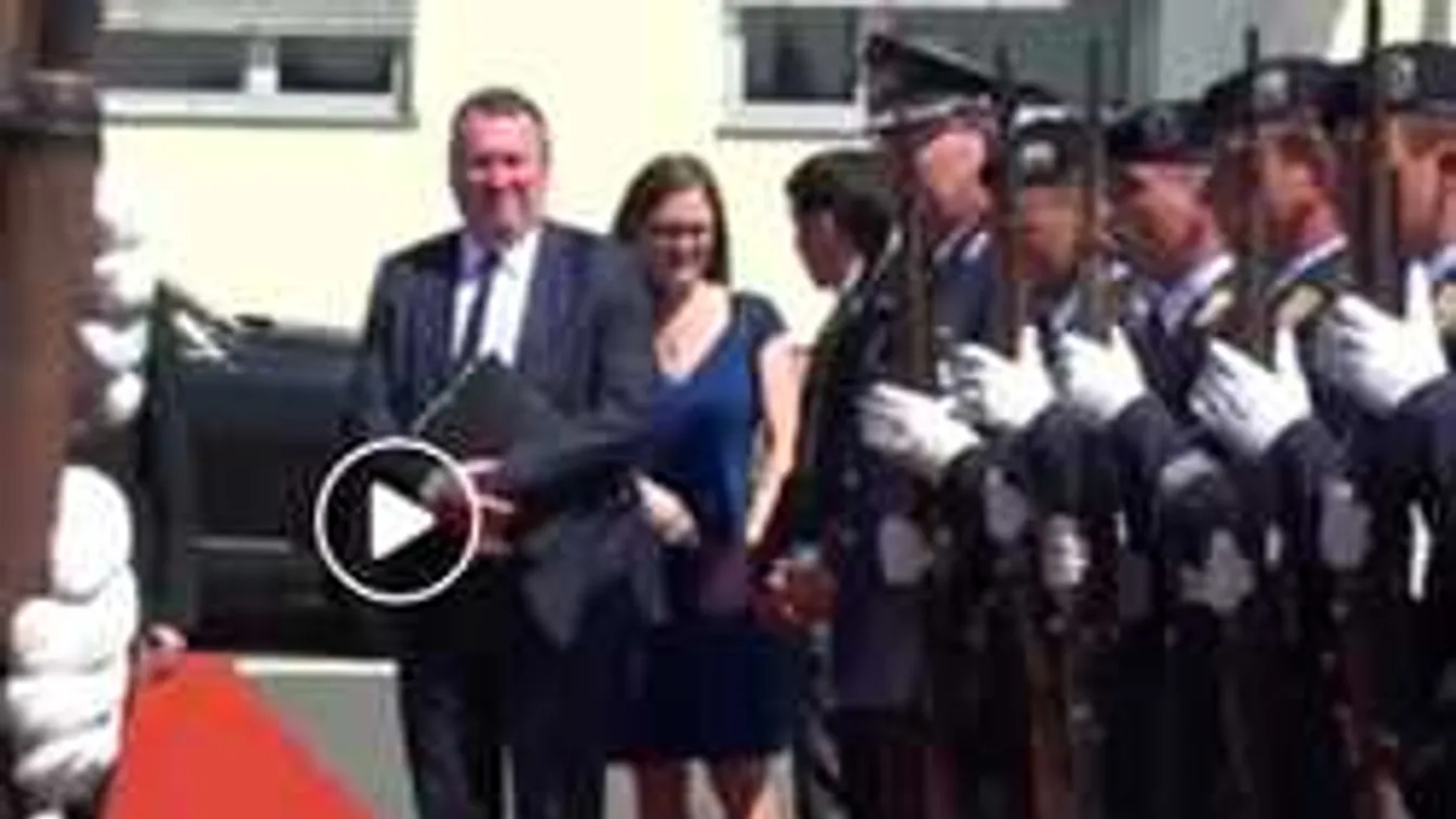 Díszegység fogadta Orbán Viktort Berlinben