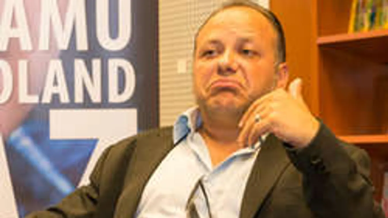 Most férfival pofozkodna Damu Roland