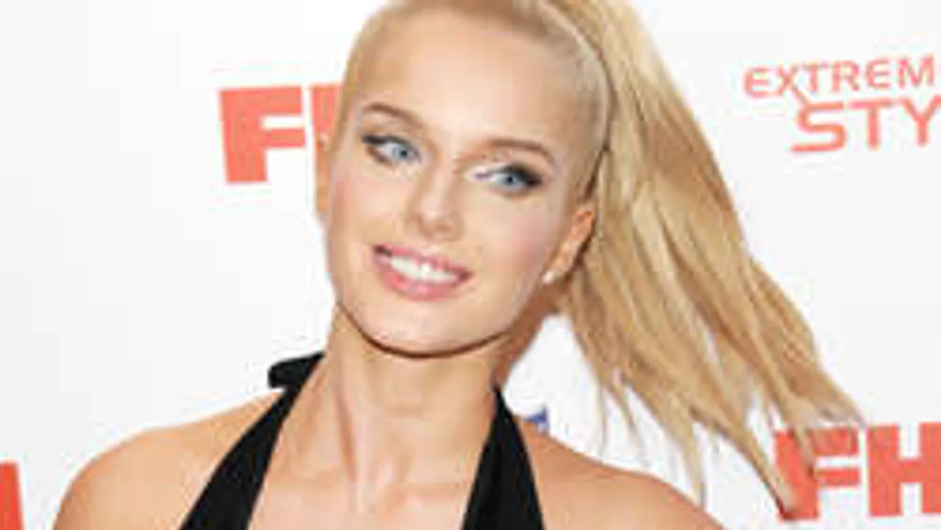 Formás melleket villant a pucérkodó bombázó