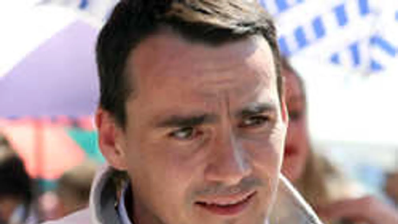 Szörnyű baleset, falnak csapta autóját a magyar sztár