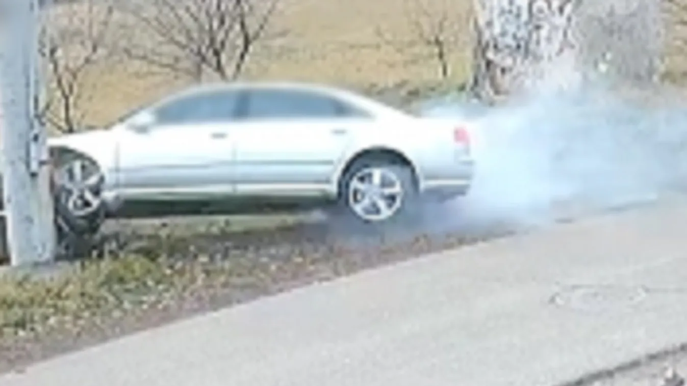 Autósüldözés Budapesten: villanyoszlopnak ütközött a rendőrök elől menekülő sofőr - videó